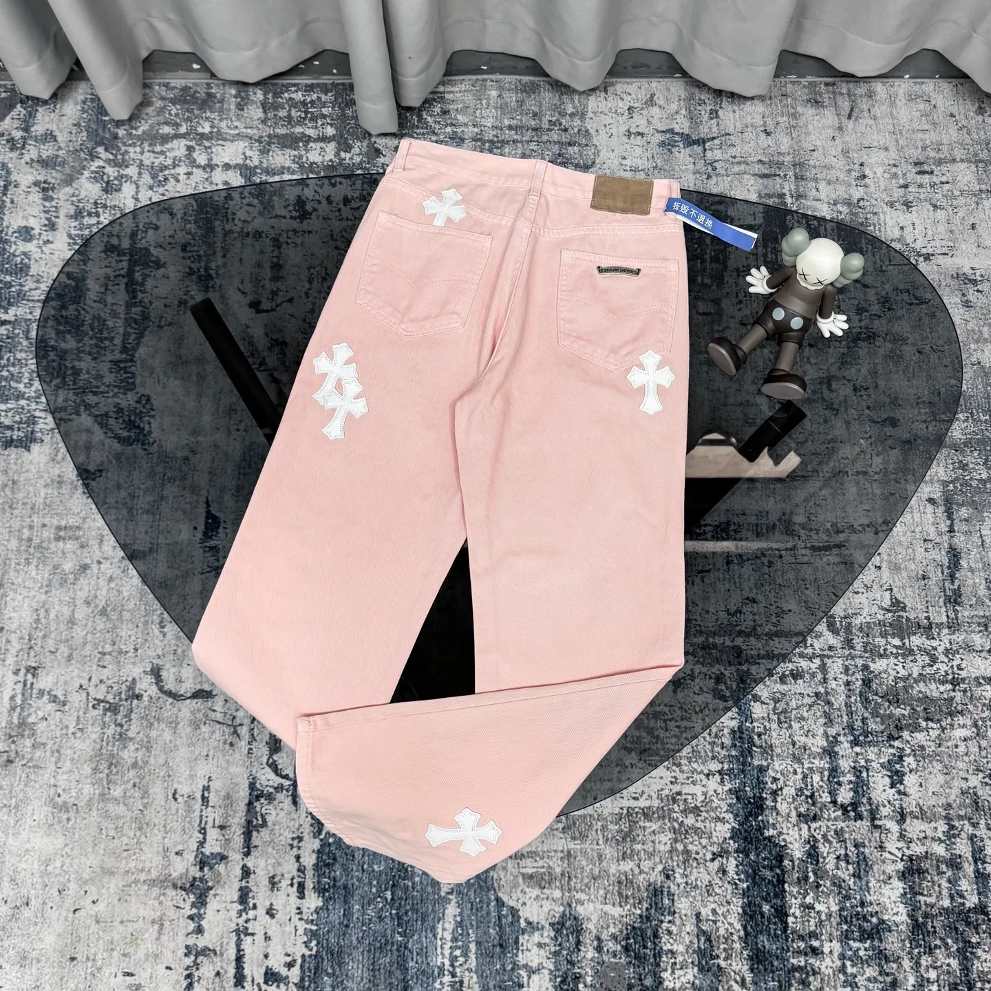 P260 Chrome hearts CH co-branded Drak Miami light pink jeans exude uninhibited personality and unique charm. Every wear and tear is carefully designed to present a unique artistic feel. Made of imported denim fabric, which has undergone heavy industrial washing and destruction treatment, the trousers show a super cool effect on the upper body, allowing you to dominate the fashion stage.  This is more than just a pair of jeans, it is an expression of attitude. With its unique design concept and ultimate pursuit of details, Croxin breaks traditional boundaries and defines the jeans trend in the new era. The trousers are made of double-layer woven fabric with customized hardware. Italian-made special cowhide is printed and cut. Custom-made sheepskin three-layer thick-line leather. The whole body is spliced ​​in heavy water washing. Craftsmen hand-splash ink. You can see the details. Three-dimensional cutting version. Loose and comfortable, not flattering. Makes taller and slimmer. Factory Seiko. Original quality control. Same style for men and women. Can be matched with couples. Versatile recommendation. Must-have jeans for all seasons. Color: light pink. Size: 28-30-32-34.